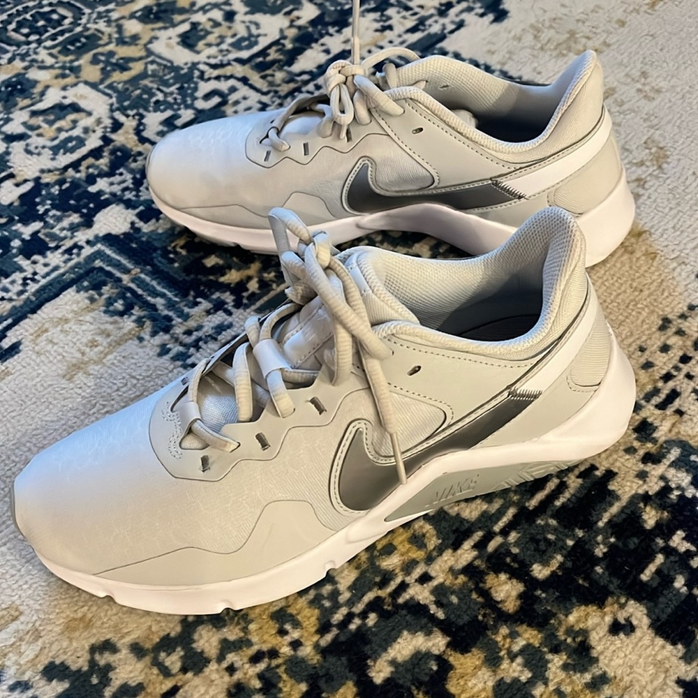 Nike light grey tennis shoes